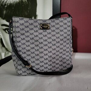 MICHAEL KORS JET SET BLACK MESSENGER TRAVEL BAG - NEW